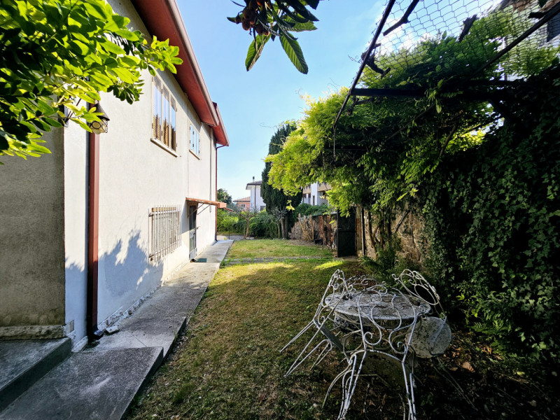 A Este, nella ricercata zona residenziale di Meggiaro Alto, proponiamo casa singola con generosi ...