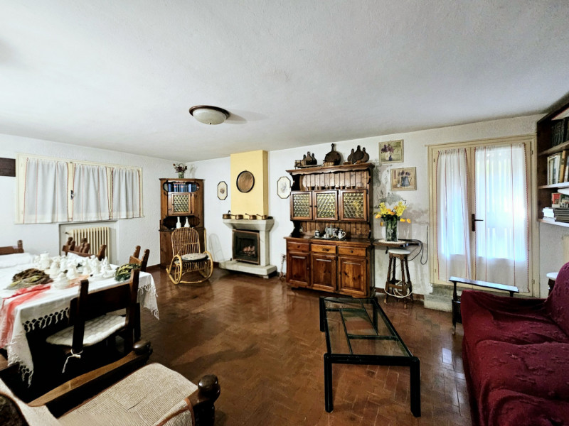 A Este, nella ricercata zona residenziale di Meggiaro Alto, proponiamo casa singola con generosi ...
