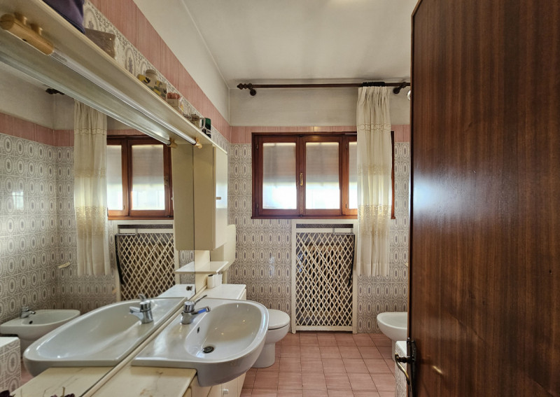 A Este, nella ricercata zona residenziale di Meggiaro Alto, proponiamo casa singola con generosi ...