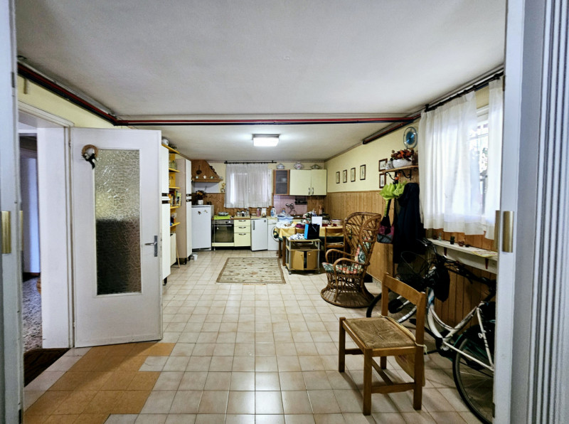 A Este, nella ricercata zona residenziale di Meggiaro Alto, proponiamo casa singola con generosi ...
