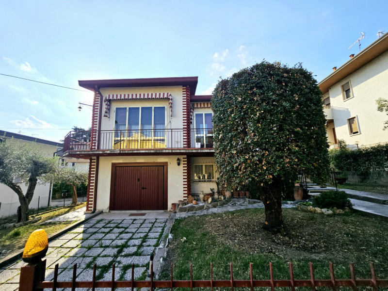 A Este, nella ricercata zona residenziale di Meggiaro Alto, proponiamo casa singola con generosi ...