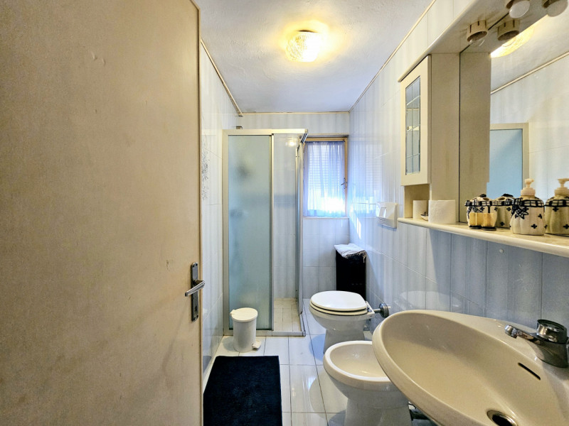 A Este, nella ricercata zona residenziale di Meggiaro Alto, proponiamo casa singola con generosi ...