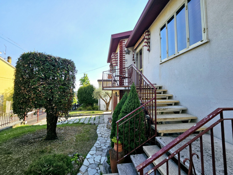 A Este, nella ricercata zona residenziale di Meggiaro Alto, proponiamo casa singola con generosi ...