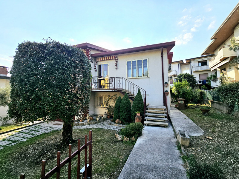 A Este, nella ricercata zona residenziale di Meggiaro Alto, proponiamo casa singola con generosi ...
