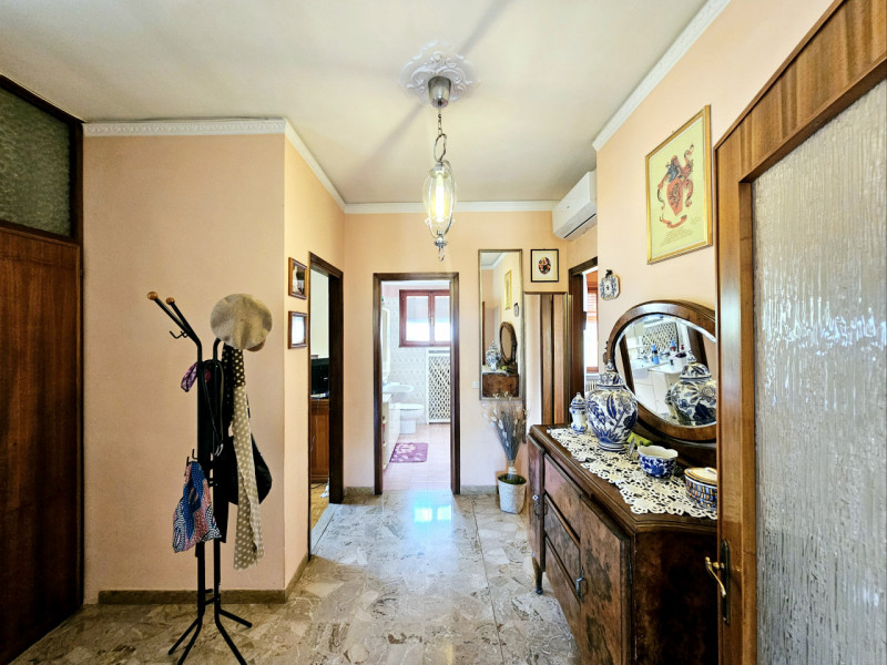 A Este, nella ricercata zona residenziale di Meggiaro Alto, proponiamo casa singola con generosi ...