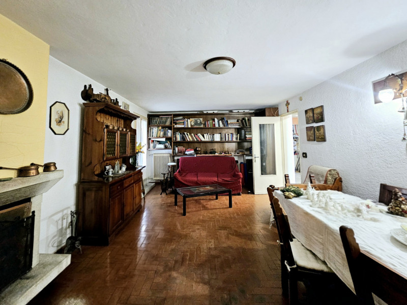 A Este, nella ricercata zona residenziale di Meggiaro Alto, proponiamo casa singola con generosi ...