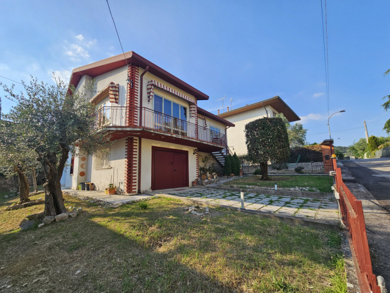 A Este, nella ricercata zona residenziale di Meggiaro Alto, proponiamo casa singola con generosi ...