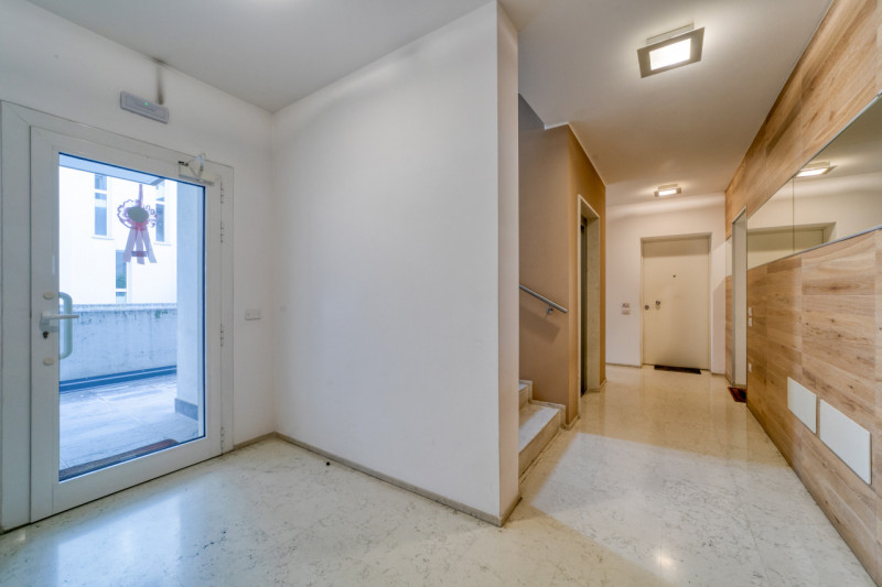Caselle di Selvazzano Dentro, in posizione comoda a tutti i principali servizi, proponiamo elegan...