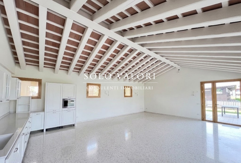 Rif. C357 (per info 338 9387816 Matteo)

In una zona tranquilla, riparata dal traffico e ideale p...