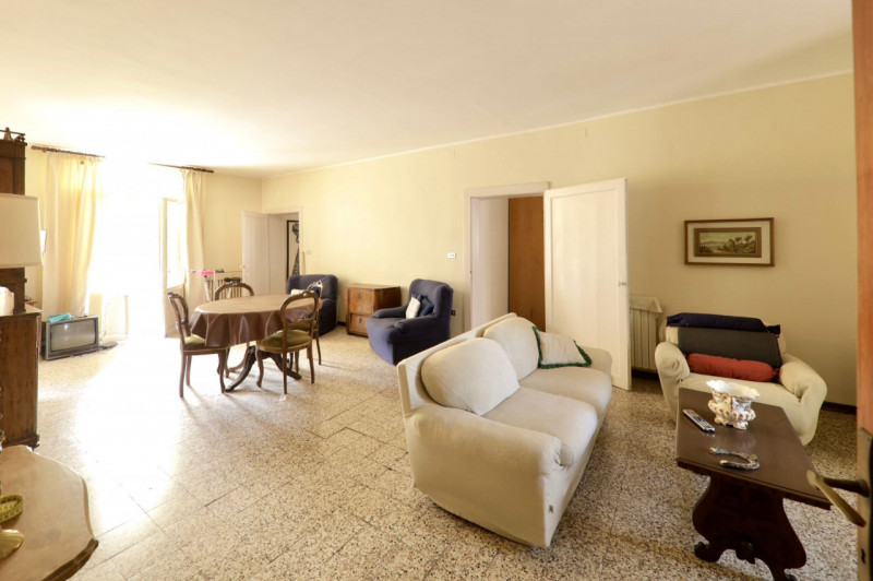 COMPOSIZIONE:
Proponiamo in vendita appartamento con ingresso indipendente, dove troviamo la zona...