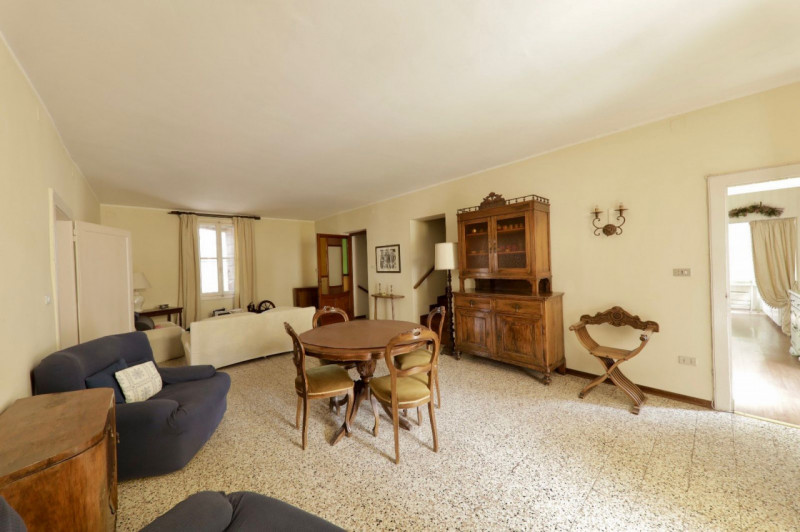 COMPOSIZIONE:
Proponiamo in vendita appartamento con ingresso indipendente, dove troviamo la zona...