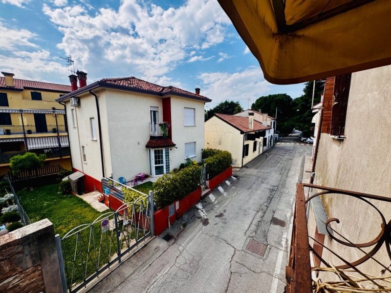 COMPOSIZIONE:
Proponiamo in vendita appartamento con ingresso indipendente, dove troviamo la zona...