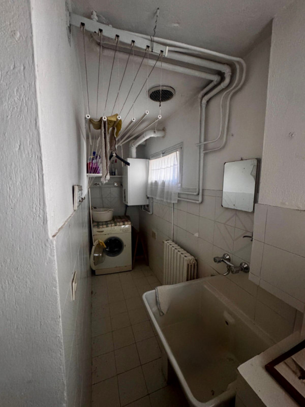 COMPOSIZIONE:
Proponiamo in vendita appartamento con ingresso indipendente, dove troviamo la zona...