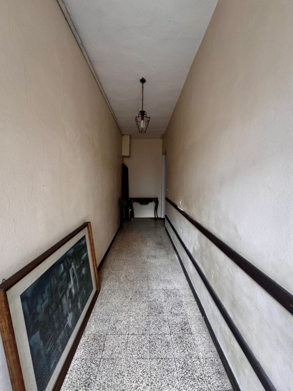 COMPOSIZIONE:
Proponiamo in vendita appartamento con ingresso indipendente, dove troviamo la zona...