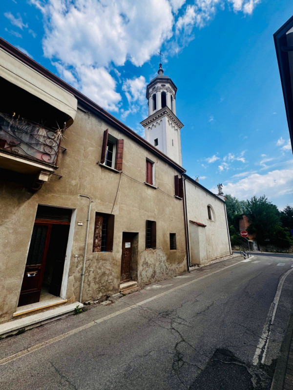 COMPOSIZIONE:
Proponiamo in vendita appartamento con ingresso indipendente, dove troviamo la zona...
