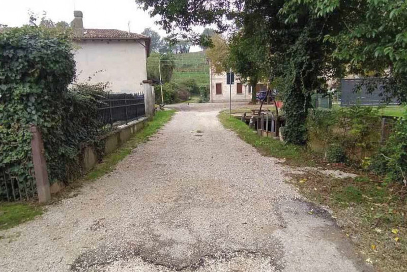 Scopri questa interessante opportunità immobiliare all'asta a Giavera del Montello, ideale per ch...