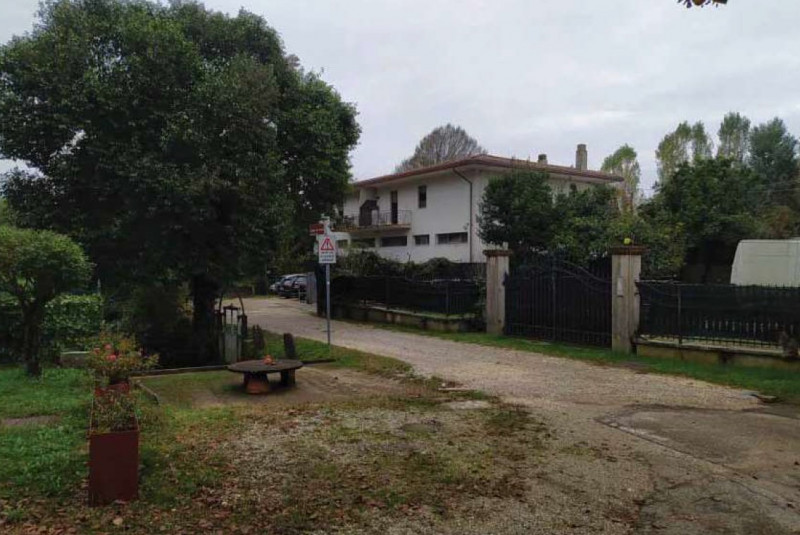 Scopri questa interessante opportunità immobiliare all'asta a Giavera del Montello, ideale per ch...
