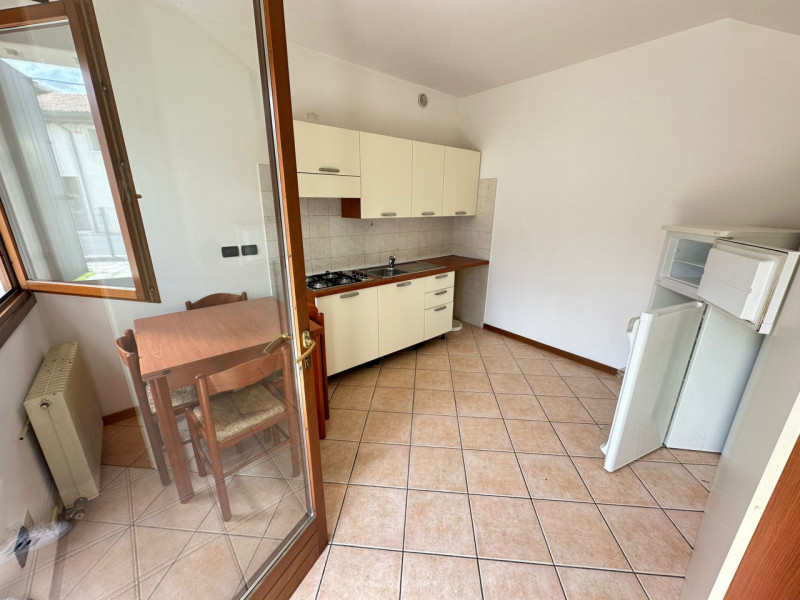 VEDELAGO – Monolocale arredato al piano terra (no giardino).
In frazione di Vedelago proponiamo i...
