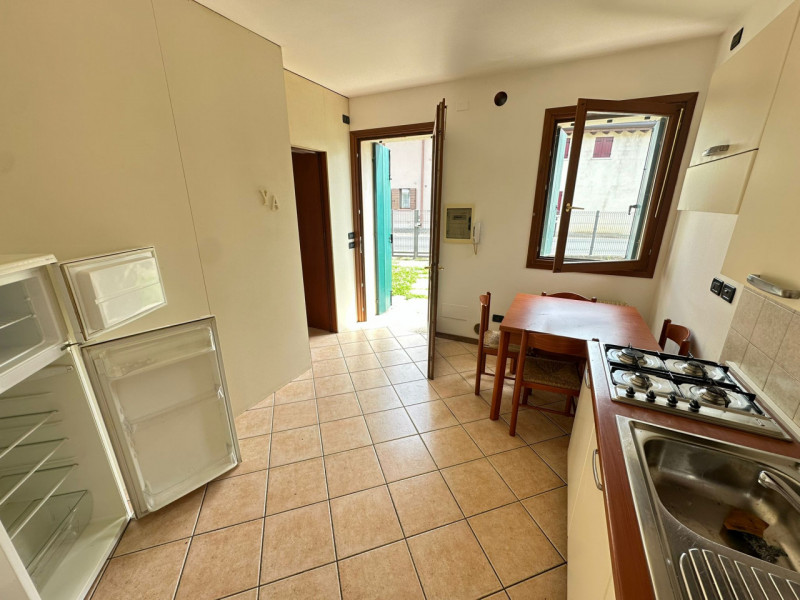 VEDELAGO – Monolocale arredato al piano terra (no giardino).
In frazione di Vedelago proponiamo i...