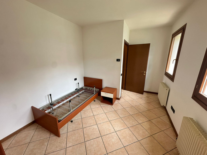VEDELAGO – Monolocale arredato al piano terra (no giardino).
In frazione di Vedelago proponiamo i...
