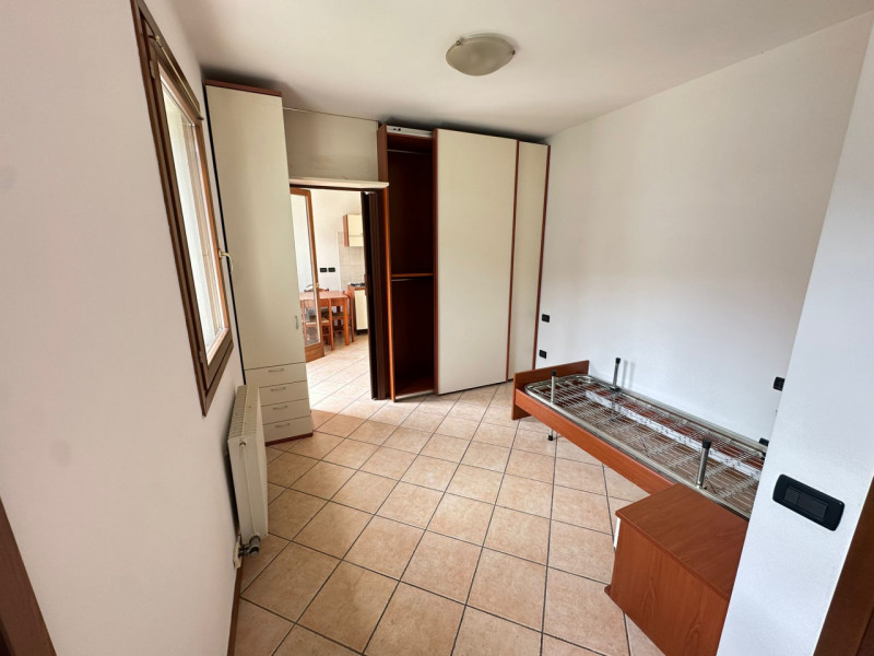 VEDELAGO – Monolocale arredato al piano terra (no giardino).
In frazione di Vedelago proponiamo i...