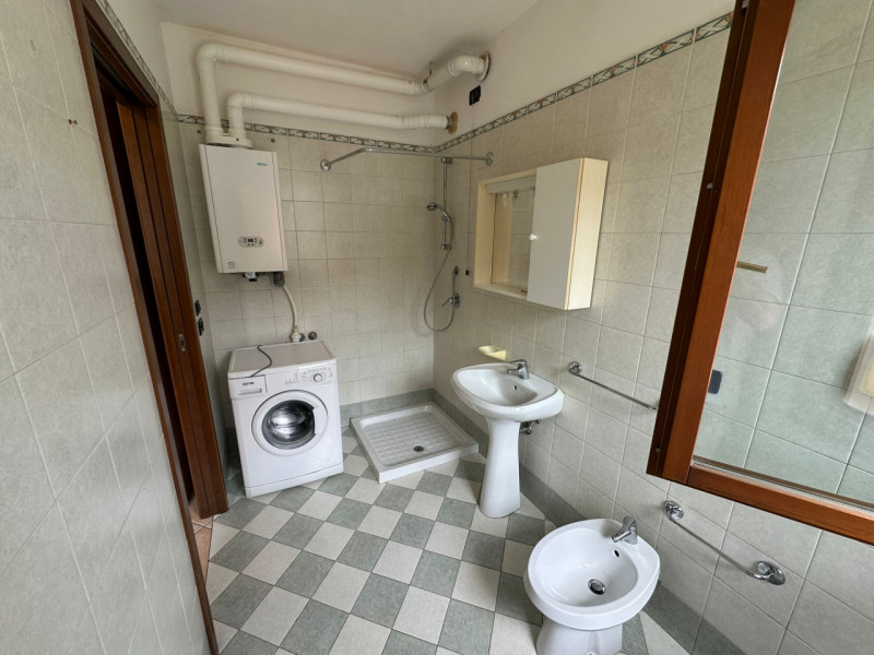 VEDELAGO – Monolocale arredato al piano terra (no giardino).
In frazione di Vedelago proponiamo i...
