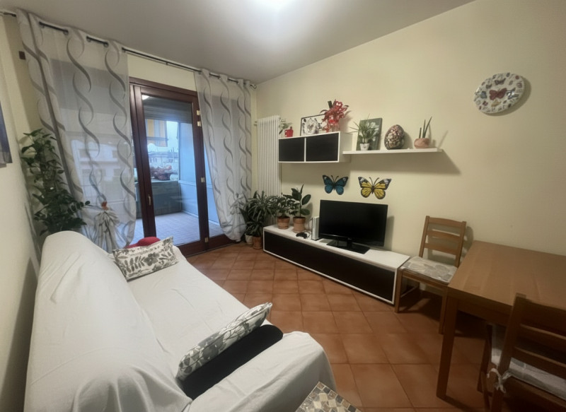 In una zona molto silenziosa e tranquilla inserito in un condominio molto curato e pulito, si aff...