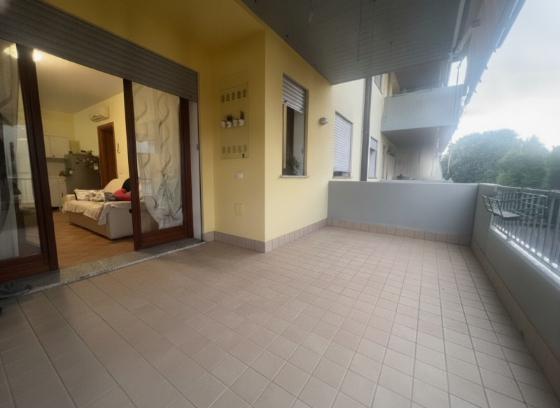 In una zona molto silenziosa e tranquilla inserito in un condominio molto curato e pulito, si aff...