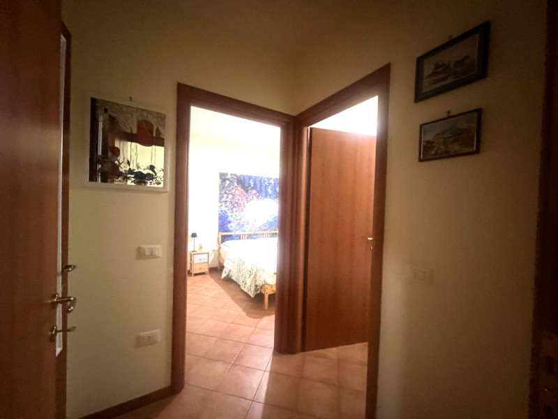 In una zona molto silenziosa e tranquilla inserito in un condominio molto curato e pulito, si aff...