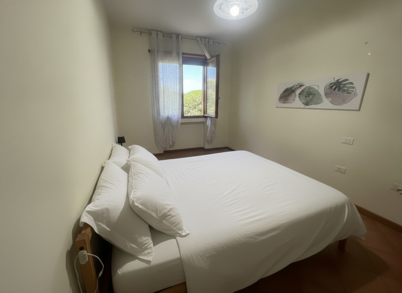 In una zona molto silenziosa e tranquilla inserito in un condominio molto curato e pulito, si aff...