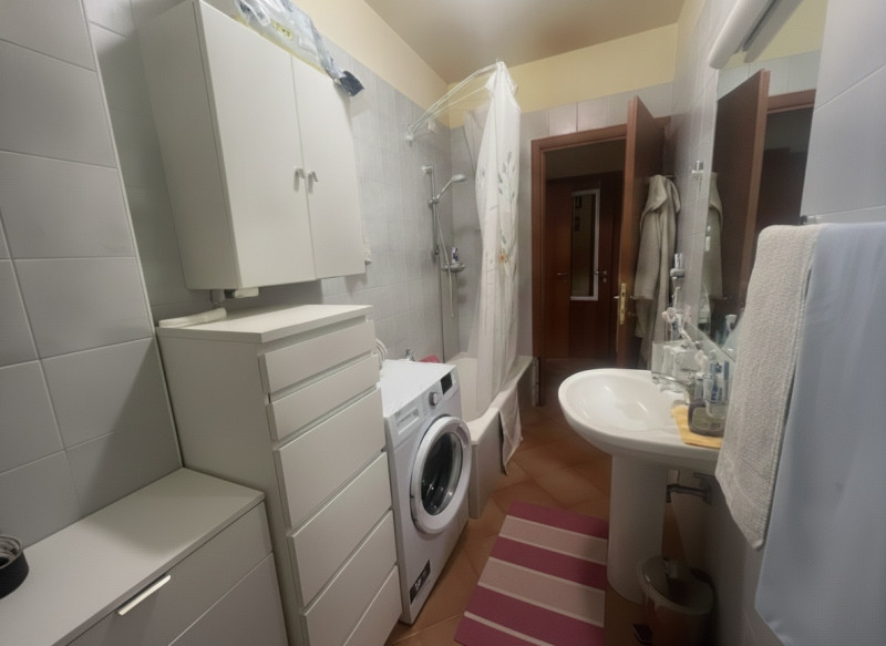 In una zona molto silenziosa e tranquilla inserito in un condominio molto curato e pulito, si aff...