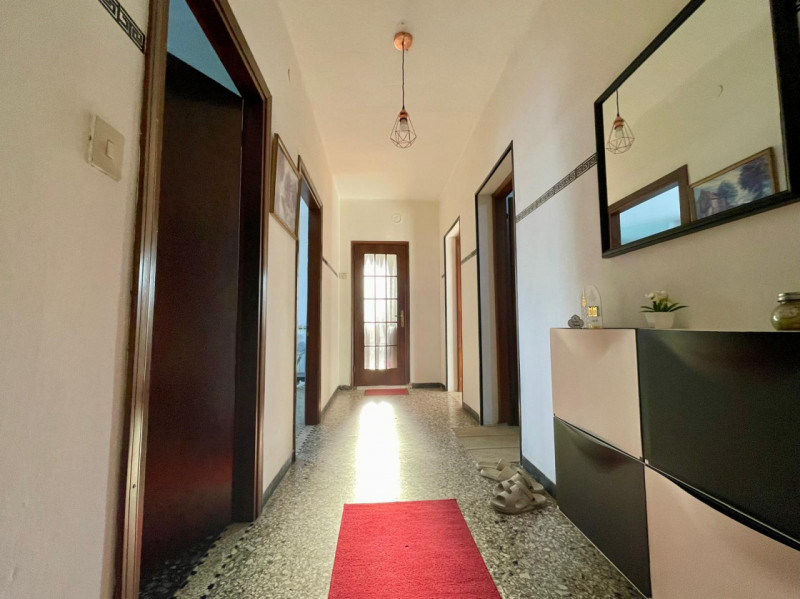 Scopri un'opportunità unica nel centro di Pianiga con questo spazioso appartamento 4 camere, idea...