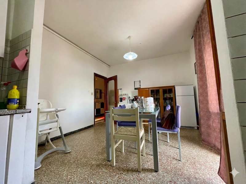 Scopri un'opportunità unica nel centro di Pianiga con questo spazioso appartamento 4 camere, idea...