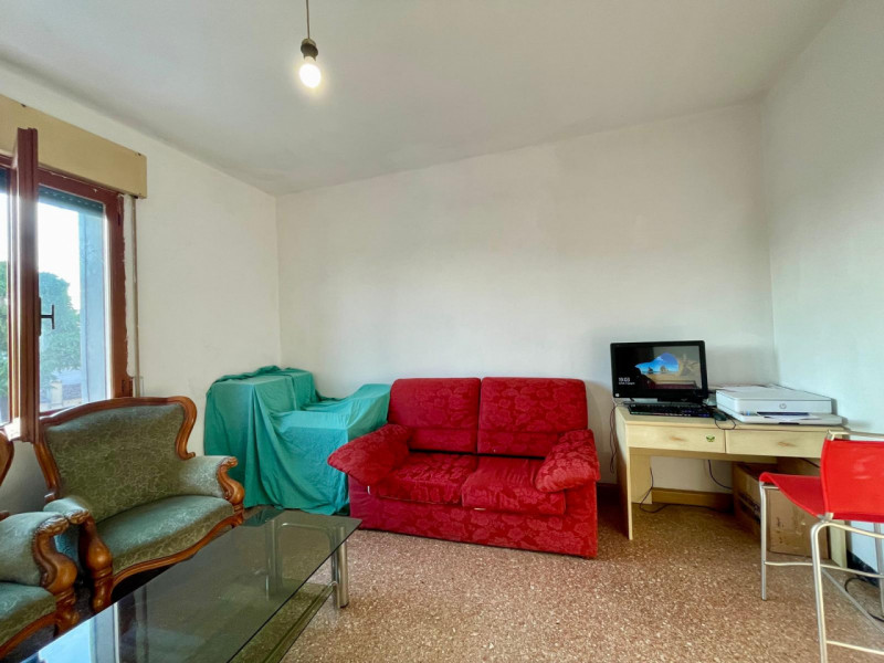 Scopri un'opportunità unica nel centro di Pianiga con questo spazioso appartamento 4 camere, idea...