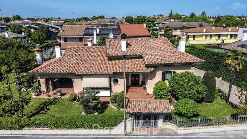 * * * PREZZO RIBASSATO * * *  € 650.000 TRATTABILI

Si valutano anche parziali permute con altri ...