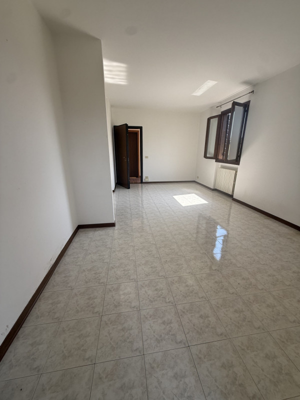 Appartamento inserito nella prestigiosa ed elegante cornice di Monteortone, a pochissimi passi da...