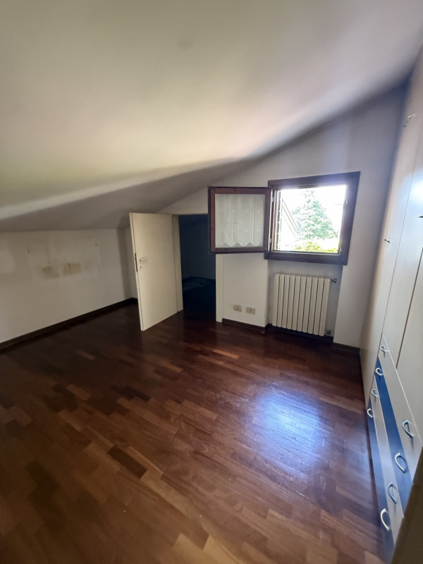 Appartamento inserito nella prestigiosa ed elegante cornice di Monteortone, a pochissimi passi da...