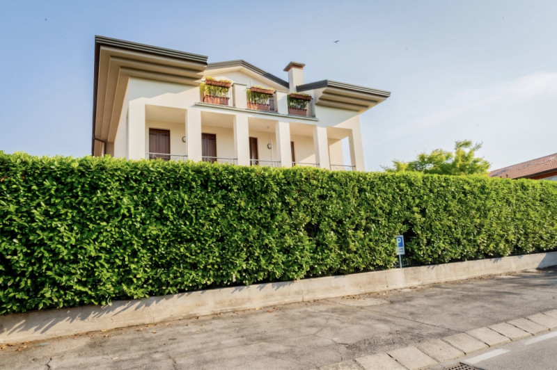 Appartamento inserito nella prestigiosa ed elegante cornice di Monteortone, a pochissimi passi da...