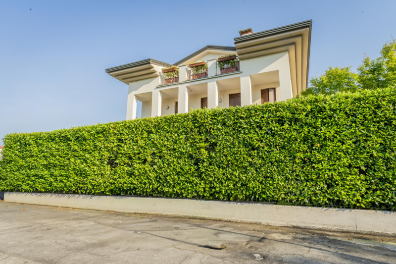 Appartamento inserito nella prestigiosa ed elegante cornice di Monteortone, a pochissimi passi da...