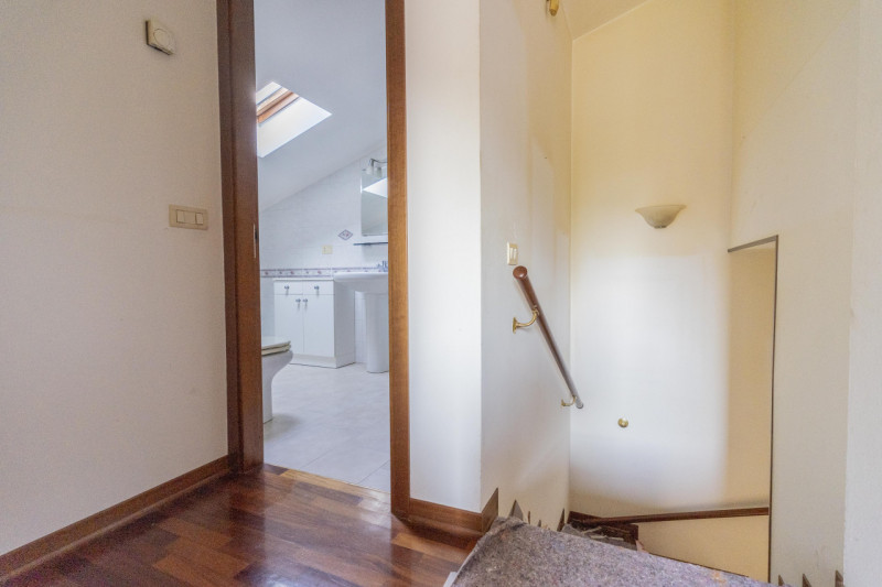 Appartamento inserito nella prestigiosa ed elegante cornice di Monteortone, a pochissimi passi da...
