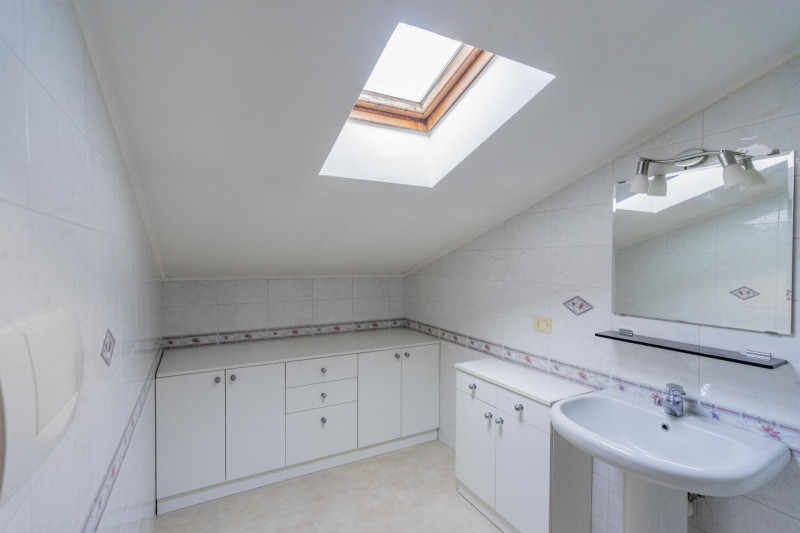 Appartamento inserito nella prestigiosa ed elegante cornice di Monteortone, a pochissimi passi da...