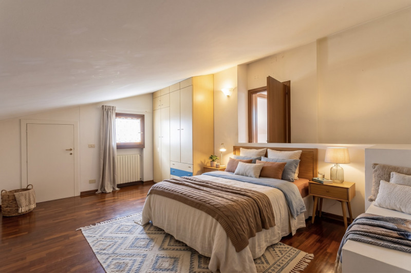 Appartamento inserito nella prestigiosa ed elegante cornice di Monteortone, a pochissimi passi da...