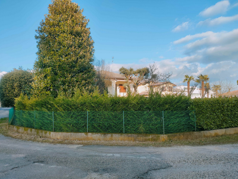 Noventa Padovana, fuori dal traffico, ma comoda ai servizi, proponiamo mezza bifamiliare disposta...