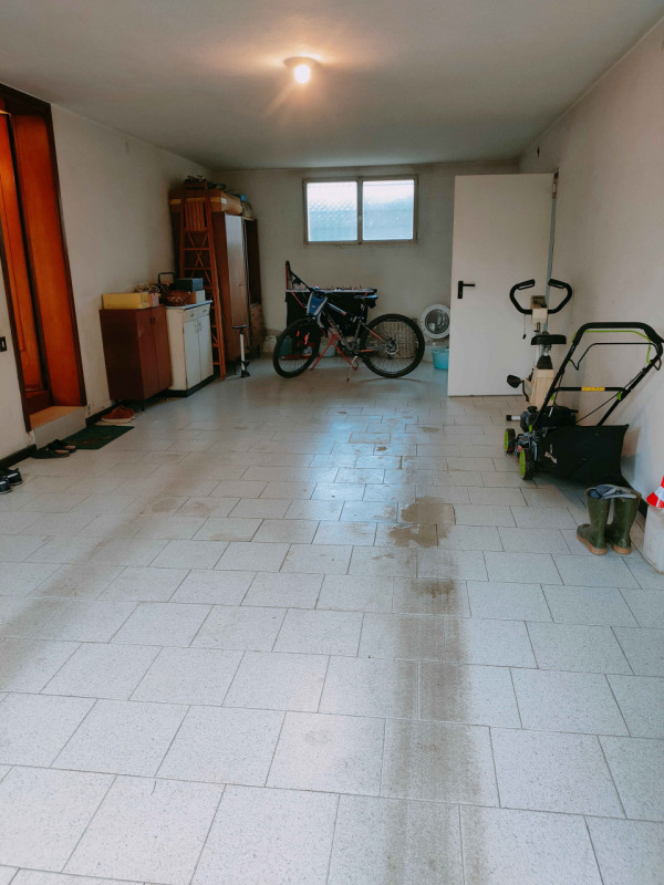 Noventa Padovana, fuori dal traffico, ma comoda ai servizi, proponiamo mezza bifamiliare disposta...
