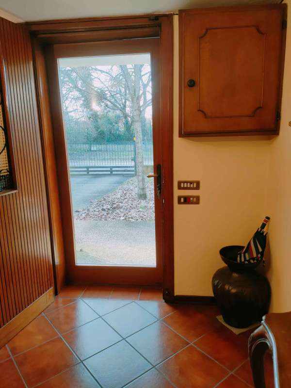 Noventa Padovana, fuori dal traffico, ma comoda ai servizi, proponiamo mezza bifamiliare disposta...