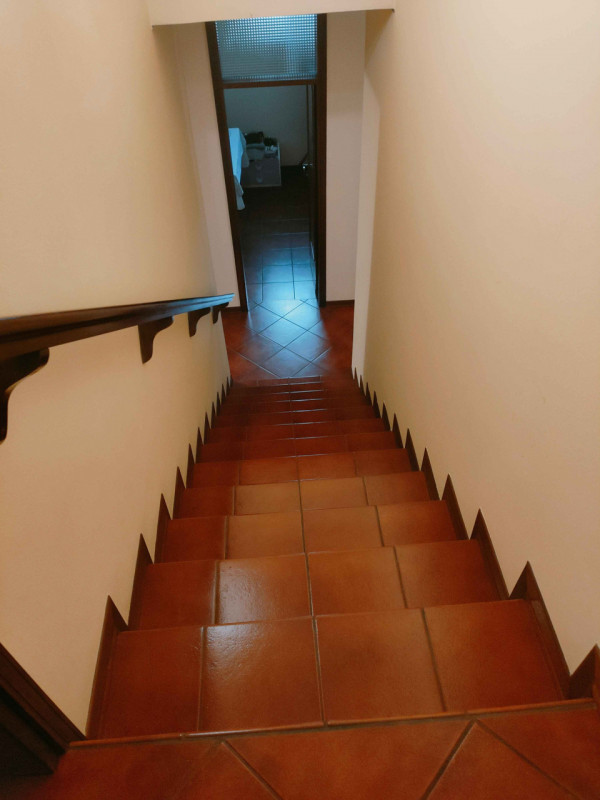 Noventa Padovana, fuori dal traffico, ma comoda ai servizi, proponiamo mezza bifamiliare disposta...