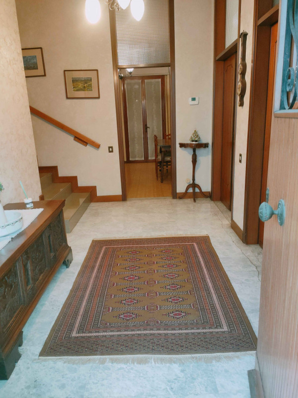 Noventa Padovana, fuori dal traffico, ma comoda ai servizi, proponiamo mezza bifamiliare disposta...