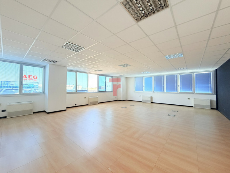 Proponiamo in vendita in via Lisbona ufficio in buone condizioni, adatto sia a professionisti com...