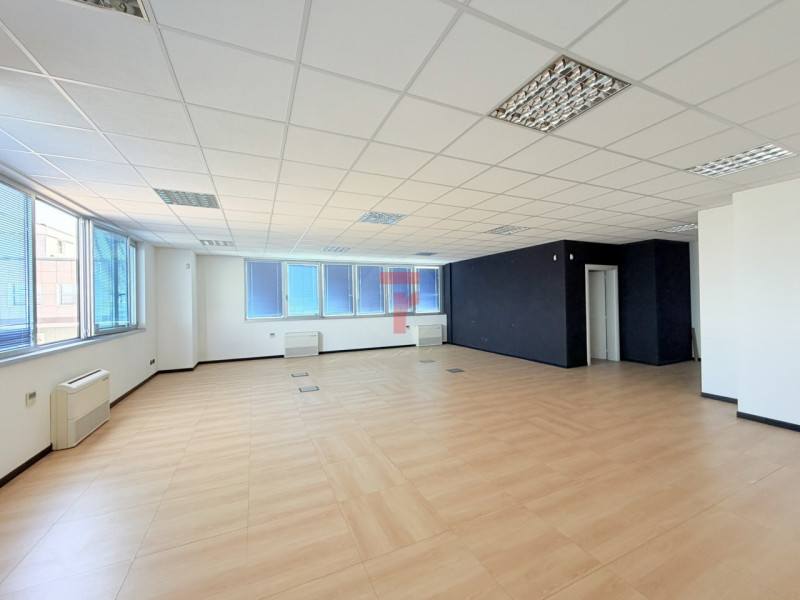 Proponiamo in vendita in via Lisbona ufficio in buone condizioni, adatto sia a professionisti com...