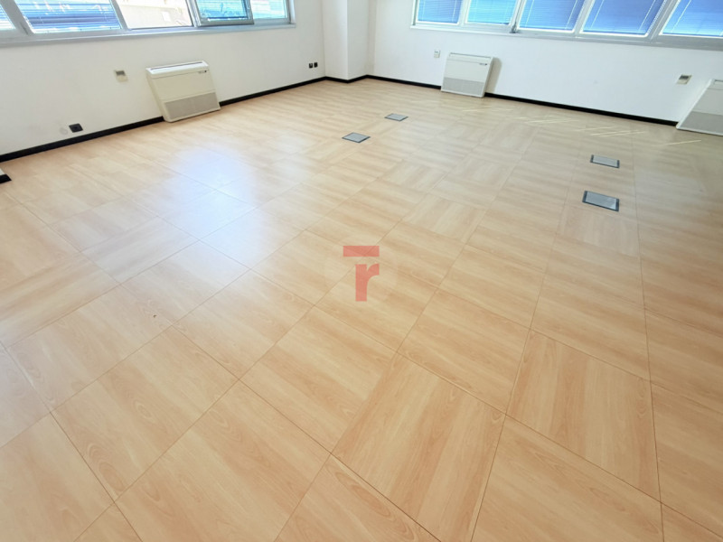 Proponiamo in vendita in via Lisbona ufficio in buone condizioni, adatto sia a professionisti com...